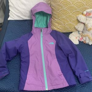 The North Face dry vent 3 in 1 ski jacket. Girls size Xs (6). Snow jacket